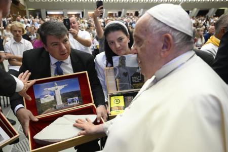 Fragmento do Cristo Protetor de Encantado é abençoado pelo Papa Francisco no Vaticano